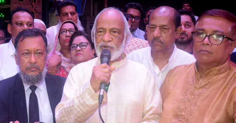 দুর্গাপূজা মণ্ডপ পরিদর্শন শেষে কথা বলছেন ড. আবদুল মঈন